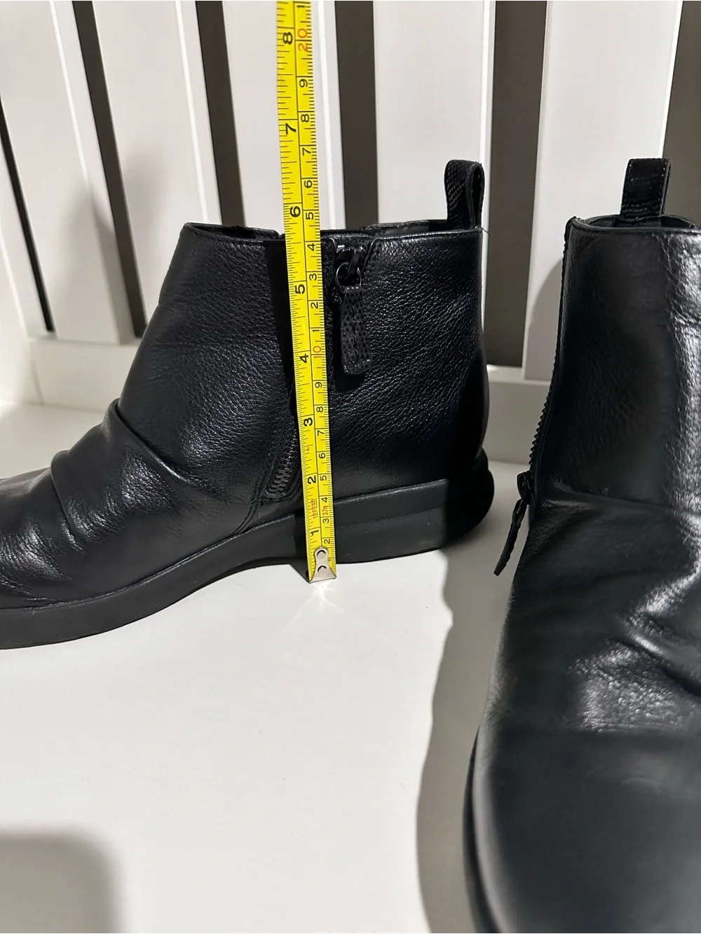 Clarks Unstructured Black Leather Side Zip‎ Ruched Ankle Boots Booties Size 9